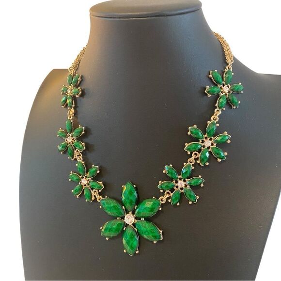 Amrita Beautiful Green Faceted Flower Necklace. - Picture 3 of 6